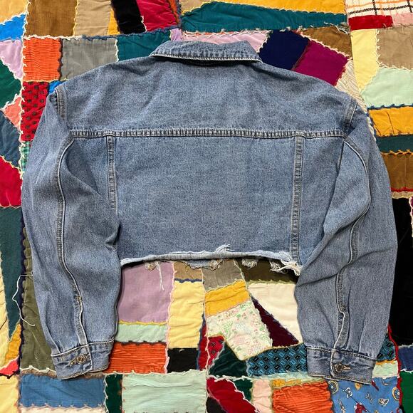 Levi’s Women’s Cropped Cut Off Denim Trucker Jacket Medium - Picture 2 of 6